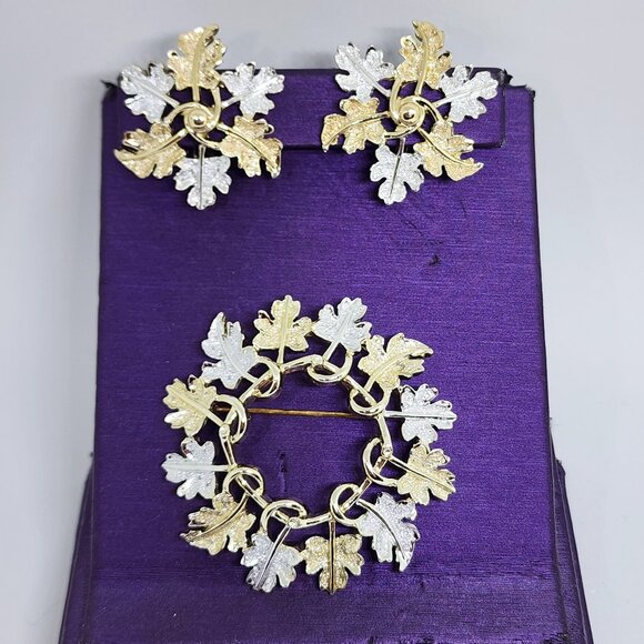 Sarah Coventry Silver Gold Holiday Christmas Wreath Pin & Clip Earrings Set - Picture 9 of 13